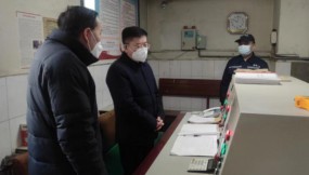  王月成、李建軍在春節(jié)期間檢查慰問(wèn)